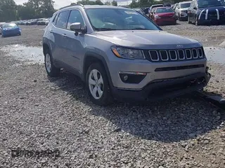 2019 Jeep Compass Latitude z VIN 3C4NJDBB4KT641523, wystawiony jako Copart lot #56635905 z przebiegiem Nie podano mil oraz Szkoda całkowita • Salvage title. Historia ofert i sprzedaży dostępna na DreamBid. Obrazek 14.