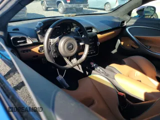 2023 McLaren Artura z VIN SBM16AEA2PW001739, wystawiony jako Copart lot #81910384 z przebiegiem 3871 mil mil oraz Szkody całkowita. Historia ofert i sprzedaży dostępna na DreamBid. Obrazek 8.