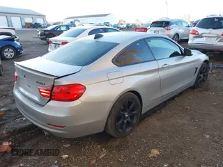 2015 BMW 4 Series 435i xDrive z VIN WBA3R5C5XFK371491, wystawiony jako IAAI lot #40755251 z przebiegiem 122 181 mil mil oraz . Historia ofert i sprzedaży dostępna na DreamBid. Obrazek 4.