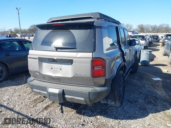 2024 Toyota Land Cruiser z VIN JTEABFAJ3RK001357, wystawiony jako IAAI lot #41206628 z przebiegiem 7060 mil mil oraz . Historia ofert i sprzedaży dostępna na DreamBid. Obrazek 4.