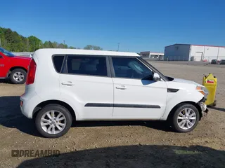 2013 Kia Soul + z VIN KNDJT2A69D7555715, wystawiony jako IAAI lot #42044741 z przebiegiem 127 326 mil mil oraz . Historia ofert i sprzedaży dostępna na DreamBid. Obrazek 13.