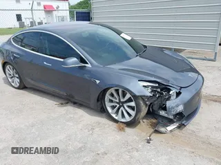 2018 Tesla Model 3 Long Range Battery z VIN 5YJ3E1EA7JF154939, wystawiony jako IAAI lot #42371739 z przebiegiem 62 503 mil mil oraz . Historia ofert i sprzedaży dostępna na DreamBid. Obrazek 1.