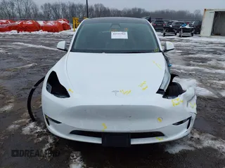 2024 Tesla Model Y Long Range z VIN 7SAYGDEE5RA326577, wystawiony jako IAAI lot #41531364 z przebiegiem 5353 mil mil oraz . Historia ofert i sprzedaży dostępna na DreamBid. Obrazek 10.