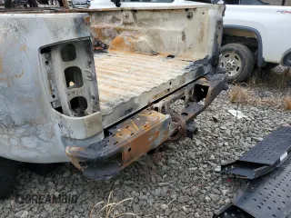 2015 GMC Sierra 3500HD Denali z VIN 1GT424E85FF133280, wystawiony jako Copart lot #79125844 z przebiegiem Nie podano mil oraz Nie do naprawy • Non repairable. Historia ofert i sprzedaży dostępna na DreamBid. Obrazek 6.