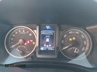 2020 Toyota Tacoma SR5 z VIN 3TMCZ5AN1LM300447, wystawiony jako IAAI lot #41961434 z przebiegiem 42 090 mil mil oraz . Historia ofert i sprzedaży dostępna na DreamBid. Obrazek 7.