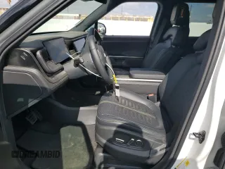 2025 Rivian R1S Adventure z VIN 7PDSGBBA1SN051768, wystawiony jako Copart lot #43838115 z przebiegiem 4875 mil mil oraz Szkoda całkowita • Salvage title. Historia ofert i sprzedaży dostępna na DreamBid. Obrazek 7.