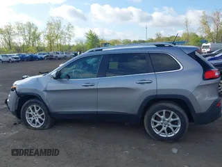 2014 Jeep Cherokee Latitude z VIN 1C4PJMCSXEW294950, wystawiony jako IAAI lot #42179152 z przebiegiem 105 796 mil mil oraz . Historia ofert i sprzedaży dostępna na DreamBid. Obrazek 14.