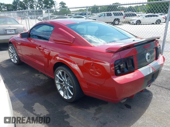 2008 Ford Mustang GT Deluxe z VIN 1ZVHT82H885111628, wystawiony jako IAAI lot #42522595 z przebiegiem 98 043 mil mil oraz . Historia ofert i sprzedaży dostępna na DreamBid. Obrazek 3.