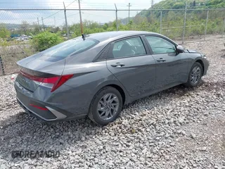 2024 Hyundai Elantra SEL z VIN KMHLM4DGXRU658961, wystawiony jako IAAI lot #42180658 z przebiegiem 5 090 mil mil oraz . Historia ofert i sprzedaży dostępna na DreamBid. Obrazek 4.