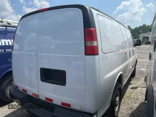 2015 Chevrolet Express Cargo z VIN 1GCWGFCF2F1160764, wystawiony jako IAAI lot #42566615 z przebiegiem 232 493 mil mil oraz . Historia ofert i sprzedaży dostępna na DreamBid. Obrazek 18.