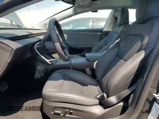 2025 Tesla Model 3 Long Range z VIN 5YJ3E1EA3SF979586, wystawiony jako Copart lot #54430125 z przebiegiem 3 530 mil mil oraz Szkoda całkowita • Salvage title. Historia ofert i sprzedaży dostępna na DreamBid. Obrazek 7.