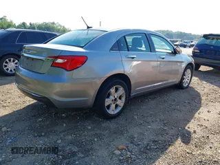 2014 Chrysler 200 Limited z VIN 1C3CCBCG3EN157576, wystawiony jako IAAI lot #42246877 z przebiegiem 148 144 mil mil oraz . Historia ofert i sprzedaży dostępna na DreamBid. Obrazek 4.