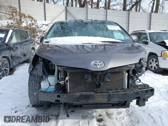 2017 Toyota Sienna LE with VIN 5TDJZ3DC5HS173134, listed as a IAAI auction lot 41256534 with 70,940 mi miles. Bid and sale history available at carsss.com. Image 21.