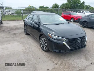 2025 Nissan Sentra SV z VIN 3N1AB8CV9SY292599, wystawiony jako IAAI lot #42399861 z przebiegiem 4 448 mil mil oraz . Historia ofert i sprzedaży dostępna na DreamBid. Obrazek 1.