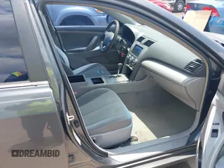2008 Toyota Camry LE z VIN 4T1BE46K68U772433, wystawiony jako IAAI lot #42375510 z przebiegiem 168 152 mil mil oraz . Historia ofert i sprzedaży dostępna na DreamBid. Obrazek 5.