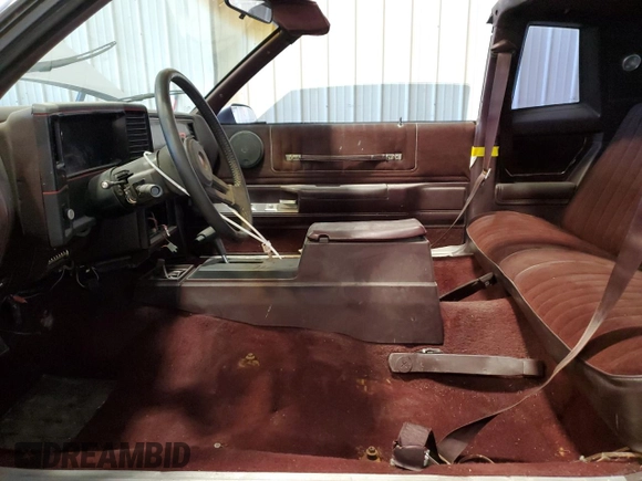 1988 Chevrolet Monte Carlo z VIN 1G1GZ11G3JP115201, wystawiony jako Copart lot #75502454 z przebiegiem 71 006 mil mil oraz Szkody całkowita. Historia ofert i sprzedaży dostępna na DreamBid. Obrazek 7.