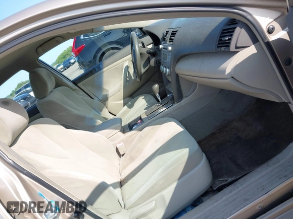 2008 Toyota Camry LE z VIN 4T1BK46K58U565640, wystawiony jako IAAI lot #42402223 z przebiegiem 147 181 mil mil oraz . Historia ofert i sprzedaży dostępna na DreamBid. Obrazek 5.