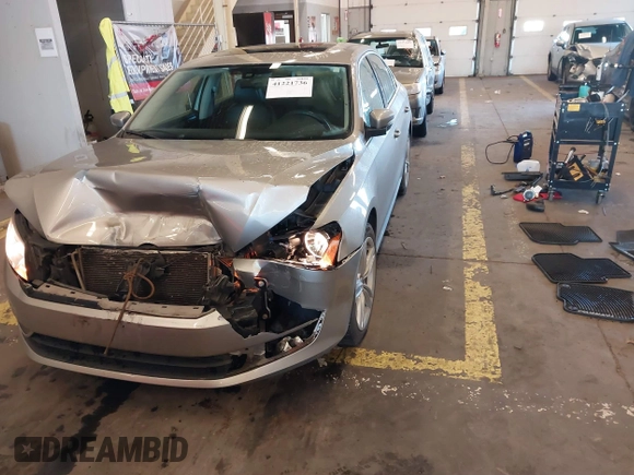 2014 Volkswagen Passat SE z VIN 1VWBN7A36EC064753, wystawiony jako IAAI lot #41221736 z przebiegiem 106 105 mil mil oraz . Historia ofert i sprzedaży dostępna na DreamBid. Obrazek 17.