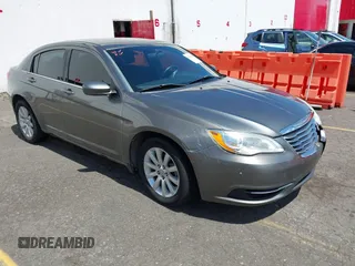2013 Chrysler 200 Touring z VIN 1C3CCBBG6DN528567, wystawiony jako IAAI lot #42335441 z przebiegiem 125 999 mil mil oraz . Historia ofert i sprzedaży dostępna na DreamBid. Obrazek 1.