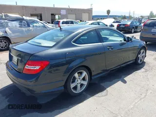 2013 Mercedes-Benz C 250 z VIN WDDGJ4HB3DG049866, wystawiony jako IAAI lot #42267407 z przebiegiem 87 499 mil mil oraz . Historia ofert i sprzedaży dostępna na DreamBid. Obrazek 4.
