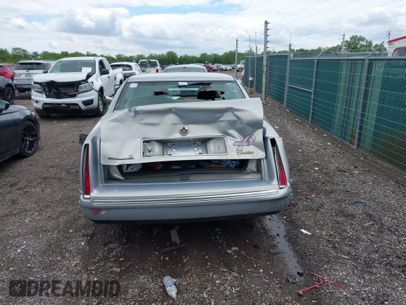 1998 Cadillac DeVille z VIN 1G6KD54Y7WU740871, wystawiony jako IAAI lot #42259686 z przebiegiem 124 542 mil mil oraz . Historia ofert i sprzedaży dostępna na DreamBid. Obrazek 16.