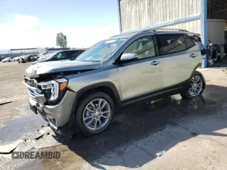 2024 GMC Terrain SLT z VIN 3GKALVEG9RL265762, wystawiony jako Copart lot #52926375 z przebiegiem 16 887 mil mil oraz Nie do naprawy. Historia ofert i sprzedaży dostępna na DreamBid. Obrazek 1.
