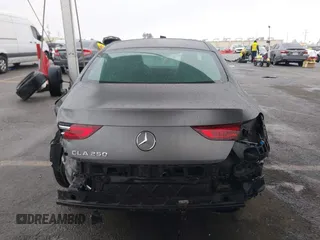 2020 Mercedes-Benz CLA 250 z VIN W1K5J4GB6LN106225, wystawiony jako IAAI lot #41504703 z przebiegiem 51 357 mil mil oraz . Historia ofert i sprzedaży dostępna na DreamBid. Obrazek 17.