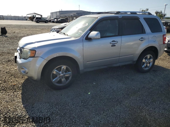 2010 Ford Escape Limited z VIN 1FMCU0E70AKA35582, wystawiony jako Copart lot #54176865 z przebiegiem Nie podano mil oraz Czysty tytuł • Clean title. Historia ofert i sprzedaży dostępna na DreamBid. Obrazek 1.
