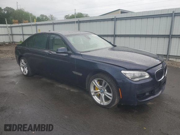 2015 BMW 7 Series 750Li z VIN WBAYE8C51FD781314, wystawiony jako Copart lot #56537395 z przebiegiem 69 682 mil mil oraz Szkoda całkowita • Salvage title. Historia ofert i sprzedaży dostępna na DreamBid. Obrazek 4.