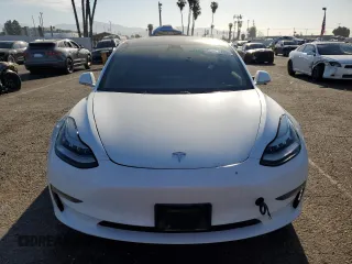 2020 Tesla Model 3 Standard Range Plus z VIN 5YJ3E1EAXLF644911, wystawiony jako Copart lot #52390785 z przebiegiem 138 783 mil mil oraz Szkoda całkowita • Salvage title. Historia ofert i sprzedaży dostępna na DreamBid. Obrazek 5.