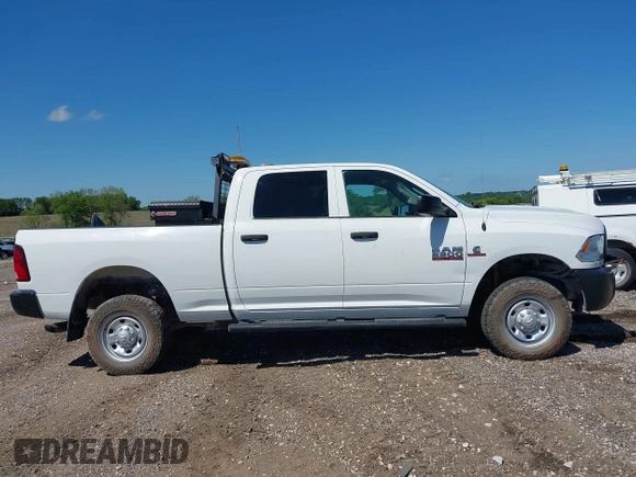 2017 Ram 2500 Tradesman z VIN 3C6UR5CLXHG620105, wystawiony jako IAAI lot #42496482 z przebiegiem 89 150 mil mil oraz . Historia ofert i sprzedaży dostępna na DreamBid. Obrazek 14.