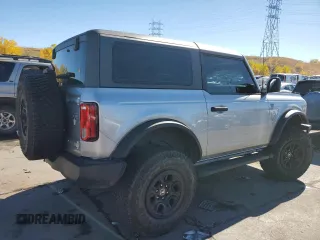 2023 Ford Bronco z VIN 1FMDE5CP7PLB26062, wystawiony jako Copart lot #76208154 z przebiegiem 17 688 mil mil oraz Szkoda całkowita • Salvage title. Historia ofert i sprzedaży dostępna na DreamBid. Obrazek 3.