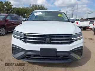 2024 Volkswagen Tiguan Wolfsburg Edition z VIN 3VV5B7AX8RM233687, wystawiony jako IAAI lot #41504709 z przebiegiem 2 387 mil mil oraz . Historia ofert i sprzedaży dostępna na DreamBid. Obrazek 12.