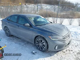 2024 Volkswagen Jetta Sport z VIN 3VWBM7BU8RM040517, wystawiony jako IAAI lot #41620693 z przebiegiem 22 628 mil mil oraz . Historia ofert i sprzedaży dostępna na DreamBid. Obrazek 1.
