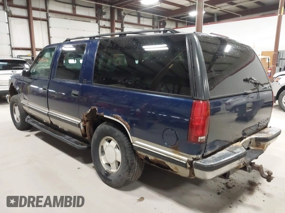 1999 Chevrolet Suburban z VIN 1GNFK16R1XJ409829, wystawiony jako IAAI lot #42045240 z przebiegiem 337 554 mil mil oraz . Historia ofert i sprzedaży dostępna na DreamBid. Obrazek 3.