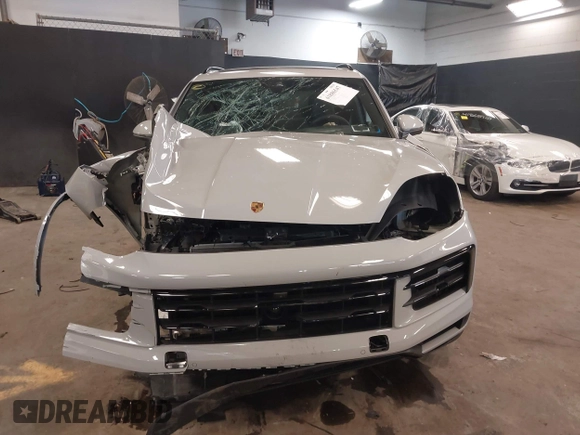 2025 Porsche Cayenne E-Hybrid Hybrid z VIN WP1AE2AY2SDA16359, wystawiony jako IAAI lot #41886547 z przebiegiem 2 828 mil mil oraz . Historia ofert i sprzedaży dostępna na DreamBid. Obrazek 13.