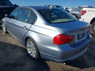 2011 BMW 3 Series 328i xDrive z VIN WBAPK5C52BF124605, wystawiony jako IAAI lot #41585190 z przebiegiem 108 000 mil mil oraz . Historia ofert i sprzedaży dostępna na DreamBid. Obrazek 3.