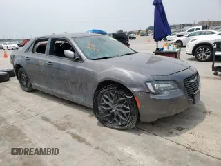 2018 Chrysler 300 S z VIN 2C3CCABG1JH295888, wystawiony jako Copart lot #56899745 z przebiegiem 111 826 mil mil oraz Szkoda całkowita • Salvage title. Historia ofert i sprzedaży dostępna na DreamBid. Obrazek 4.