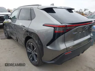 2024 Toyota bZ4X XLE z VIN JTMABACA9RA064702, wystawiony jako IAAI lot #42064771 z przebiegiem 9689 mil mil oraz . Historia ofert i sprzedaży dostępna na DreamBid. Obrazek 3.