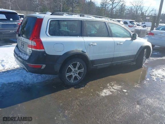 2015 Volvo XC70 T6 with VIN YV4902NK3F1206992, listed as a IAAI auction lot 41433258 with 137,794 mi miles. Bid and sale history available at carsss.com. Image 4.
