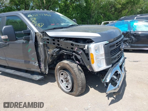 2023 Ford F-250 XL z VIN 1FT7W2AA9PEE21227, wystawiony jako IAAI lot #42277343 z przebiegiem 14 957 mil mil oraz . Historia ofert i sprzedaży dostępna na DreamBid. Obrazek 6.