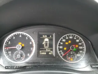 2013 Volkswagen Tiguan SE z VIN WVGBV3AX4DW592802, wystawiony jako Copart lot #47165345 z przebiegiem 124 458 mil mil oraz Szkody całkowita. Historia ofert i sprzedaży dostępna na DreamBid. Obrazek 9.