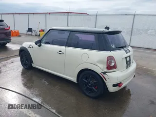 2011 MINI Hardtop z VIN WMWSU3C52BT092653, wystawiony jako IAAI lot #41788535 z przebiegiem 161 510 mil mil oraz . Historia ofert i sprzedaży dostępna na DreamBid. Obrazek 3.