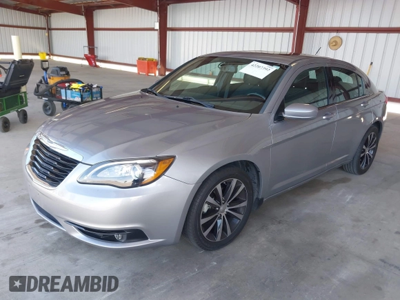 2014 Chrysler 200 Touring z VIN 1C3CCBBB0EN117901, wystawiony jako IAAI lot #42207392 z przebiegiem 110 786 mil mil oraz . Historia ofert i sprzedaży dostępna na DreamBid. Obrazek 2.