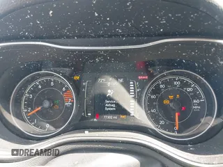 2021 Jeep Cherokee Latitude z VIN 1C4PJLCB5MD155930, wystawiony jako IAAI lot #42091426 z przebiegiem 77 302 mil mil oraz . Historia ofert i sprzedaży dostępna na DreamBid. Obrazek 7.