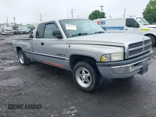 1999 Dodge 1500 z VIN 1B7HC13Z2XJ568376, wystawiony jako IAAI lot #42208937 z przebiegiem 232 834 mil mil oraz . Historia ofert i sprzedaży dostępna na DreamBid. Obrazek 1.