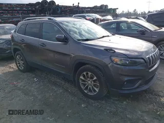 2019 Jeep Cherokee Latitude Plus z VIN 1C4PJLLB2KD143876, wystawiony jako IAAI lot #41660356 z przebiegiem 55 065 mil mil oraz . Historia ofert i sprzedaży dostępna na DreamBid. Obrazek 1.