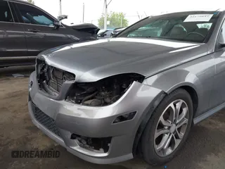 2013 Mercedes-Benz C 250 z VIN WDDGJ4HB7DG068579, wystawiony jako IAAI lot #42179847 z przebiegiem 117 575 mil mil oraz . Historia ofert i sprzedaży dostępna na DreamBid. Obrazek 6.