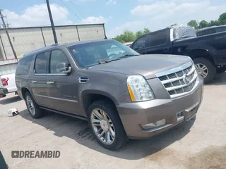 2014 Cadillac Escalade ESV Platinum z VIN 1GYS3KEF9ER241951, wystawiony jako IAAI lot #42329074 z przebiegiem 239 665 mil mil oraz . Historia ofert i sprzedaży dostępna na DreamBid. Obrazek 1.