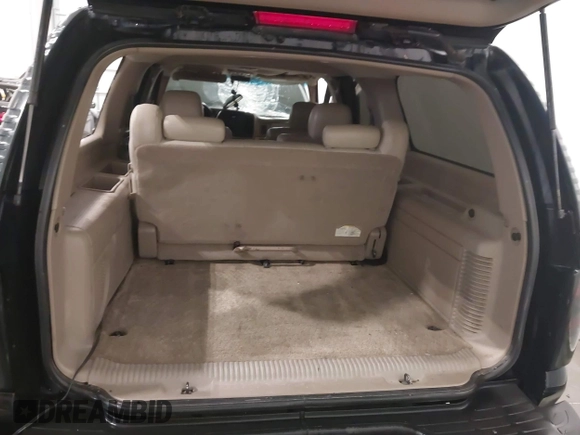 2003 Chevrolet Suburban Z71 with VIN 3GNFK16Z33G275630, listed as a IAAI auction lot 41937310 with 224,207 mi miles. Bid and sale history available at carsss.com. Image 18.